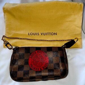 LV Wristlet 😍